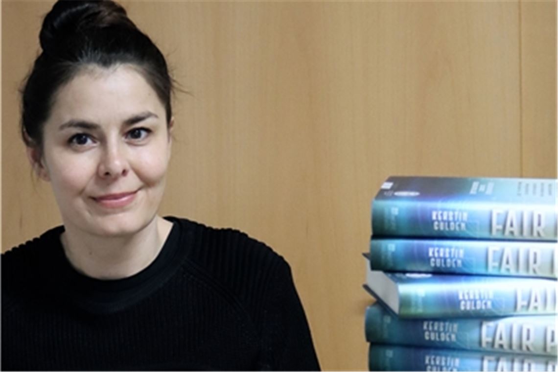 Die Autorin Kerstin Gulden und ihr Buch „Fair Play. Spiel mit, sonst verlierst du alles!“.  Foto: privat