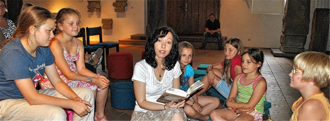 Die Autorin hautnah: Janine Wilk im Kreis ihrer jungen Zuhörer. Foto: Stahlfeld