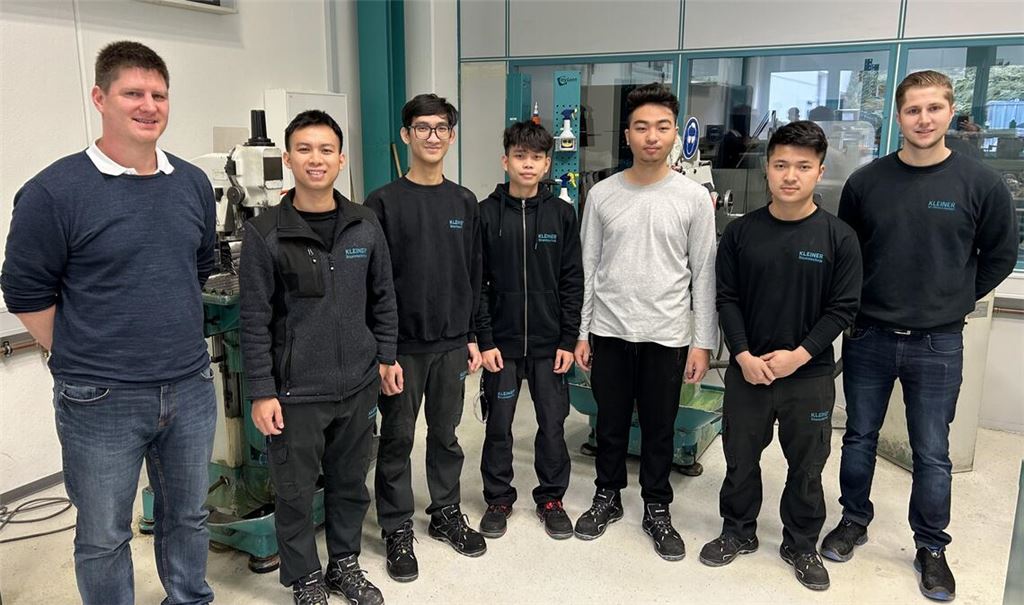 Die Azubis und ihre Ausbilder: „Alle helfen, das wir unsere Arbeit gut machen“, loben laut Mitteilung die jungen Männer aus Vietnam ihr neues Umfeld. Foto: privat