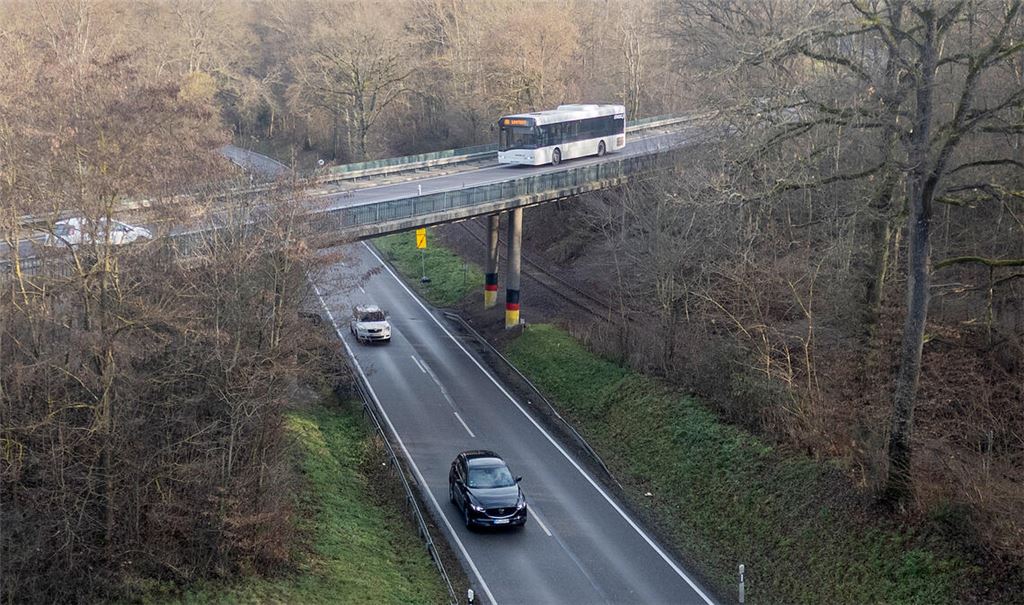 Die B-35-Brücke bei Maulbronn-West, die abgerissen und ersetzt werden soll, ist aus statischen Gründen für schwere Lastwagen gesperrt. Foto: Archiv