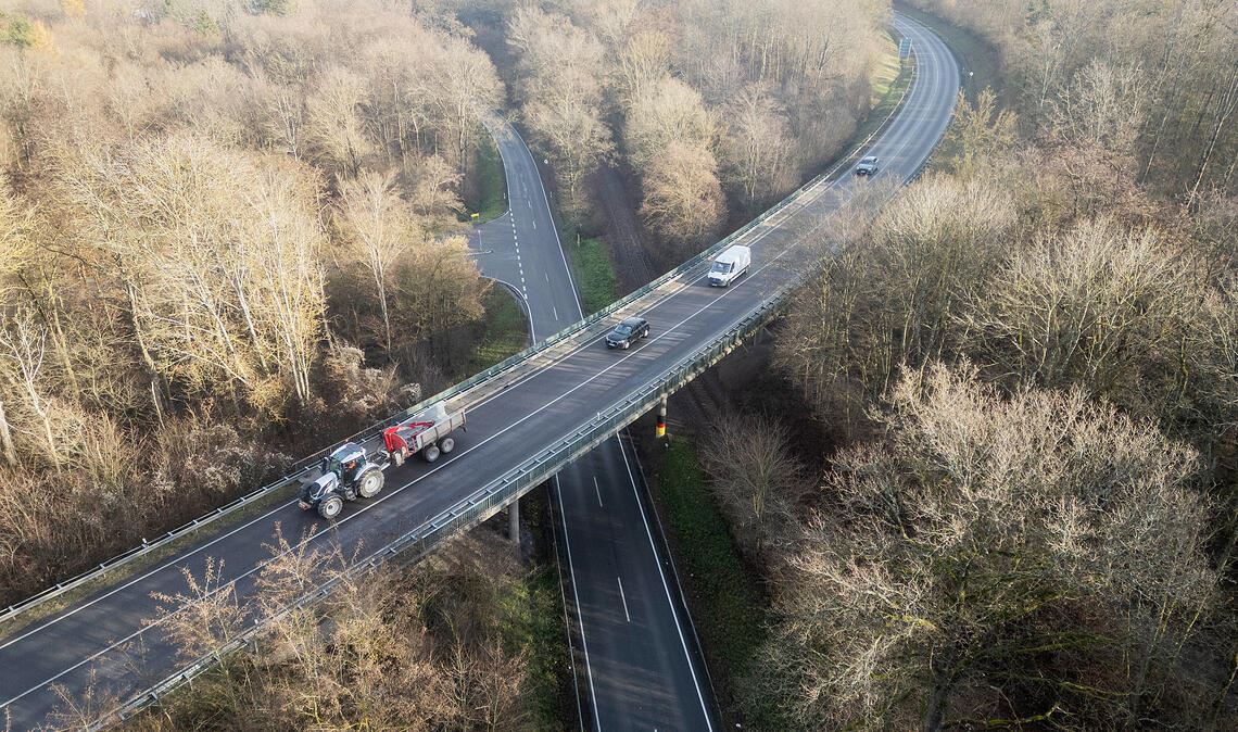 Die B-35- Brücke bei Maulbronn West wird abgerissen und durch einen Neubau ersetzt. Währenddessen soll der Verkehr mit Einschränkungen über eine Behelfsbrücke rollen, deren Bau im November beginnt. Foto: Archiv 