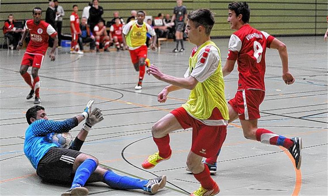 Die B-Jugend des VfR Mannheim (rote Trikots) ist nicht zu bremsen. Sie bezwingt den SV Kickers Pforzheim als Vertreter des heimischen Fußballkreises in der Vorrunde mit 3:0. 