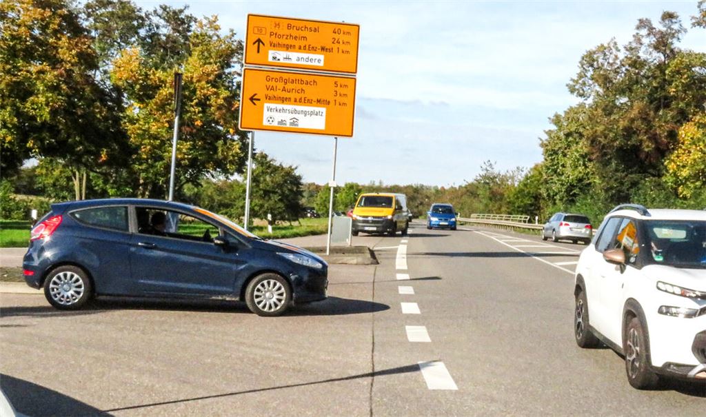 Die B10-Kreuzung Vaihingen-Mitte soll, wenn es nach der Kommune geht, bis zur Gartenschau 2029 mit einer Ampelanlage ausgerüstet werden. Foto: Arning