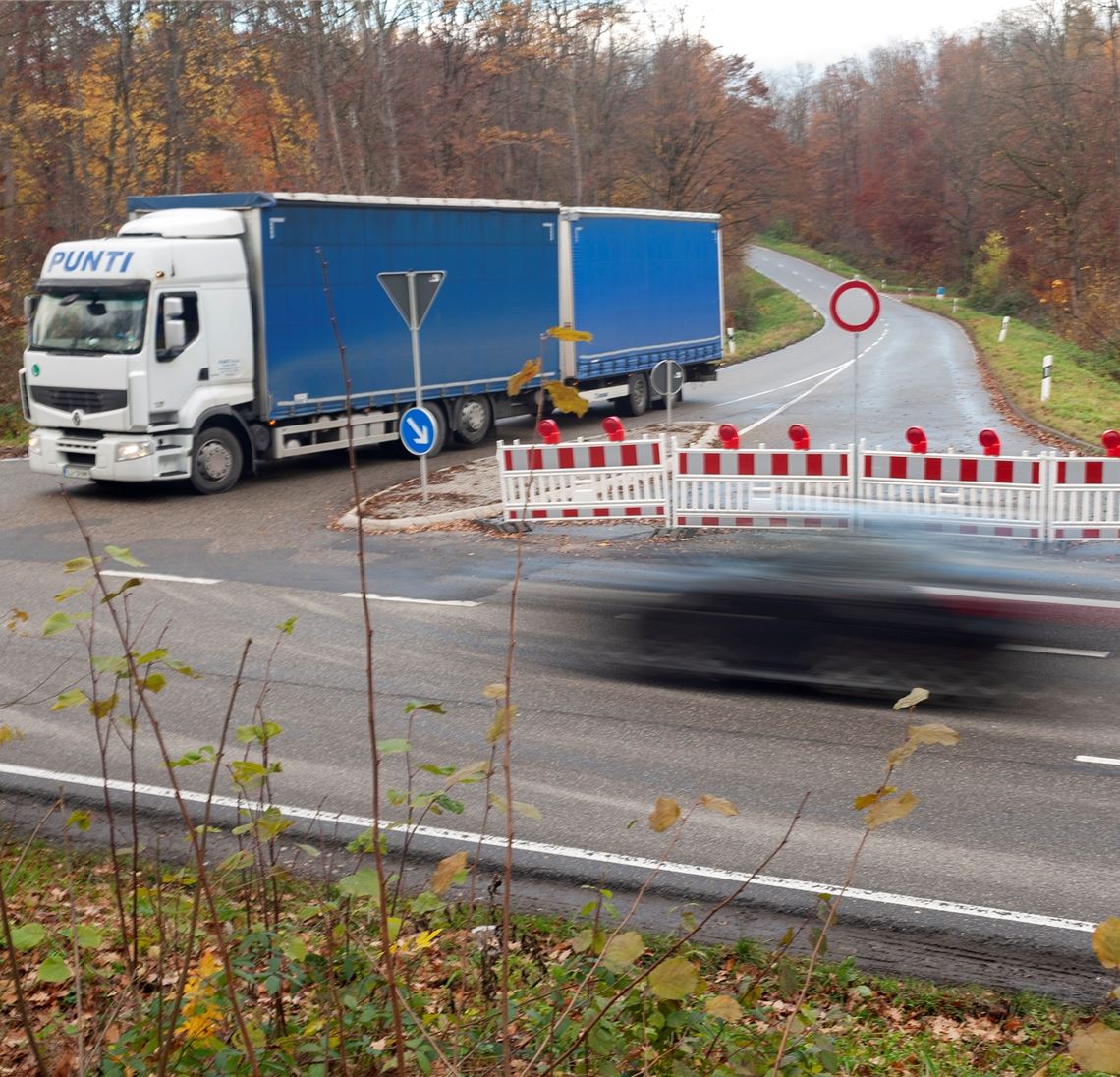 Die B35, hier die Auffahrt bei Maulbronn West, ist bis Knittlingen halbseitig befahrbar. Für die Gegenrichtung ist eine Umleitung ausgeschildert.Foto: Fotomoment