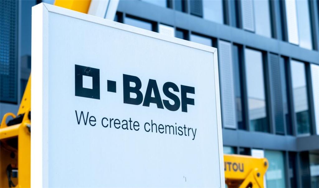 Die BASF-Aktie legt am Dienstag um 5 Prozent zu und erreicht 50,60 Euro. Erfahren Sie, welche Faktoren den Kursanstieg beflügelt haben.