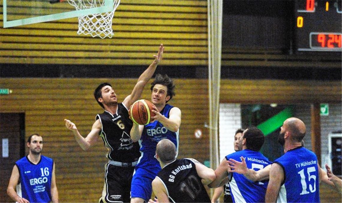 Die BG Karlsbad (schwarze Trikots) enteilt dem TV Mühlacker in der Enztalsporthalle und gewinnt auf fremdem Terrain 70:62. 