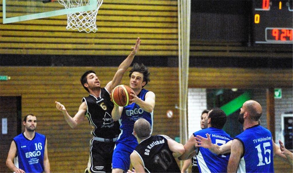 Die BG Karlsbad (schwarze Trikots) enteilt dem TV Mühlacker in der Enztalsporthalle und gewinnt auf fremdem Terrain 70:62. 