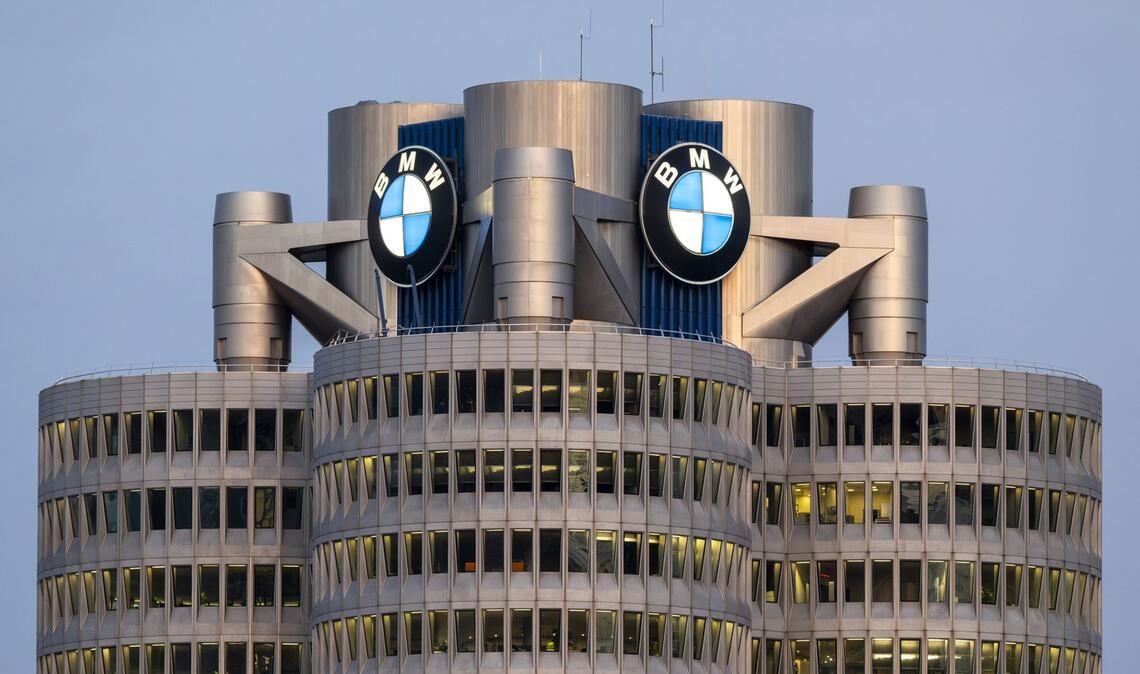 Die BMW Konzernzentrale in München mit BMW Logo. (Archivbild).