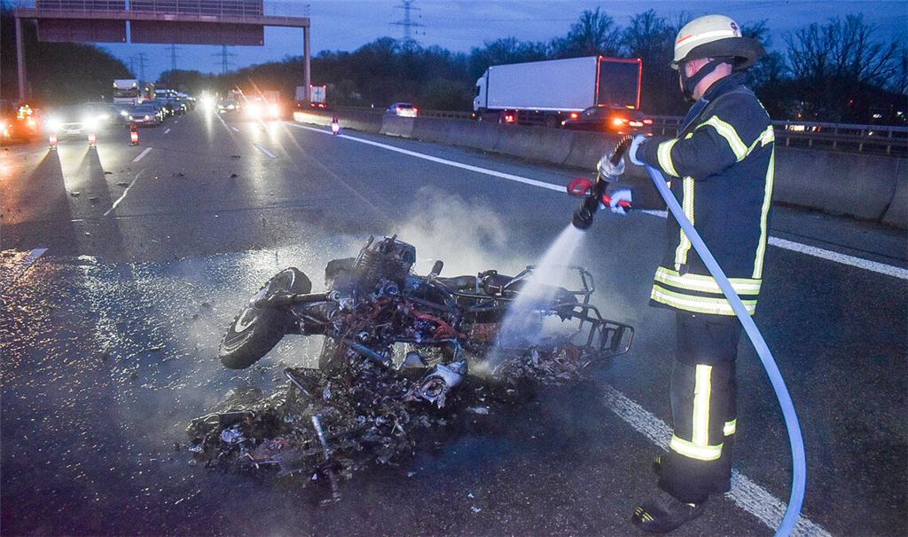 Die BMW des 50-Jährigen geht nach dem Zusammenprall in Flammen auf und brennt völlig aus. Foto: Myroshnichenko