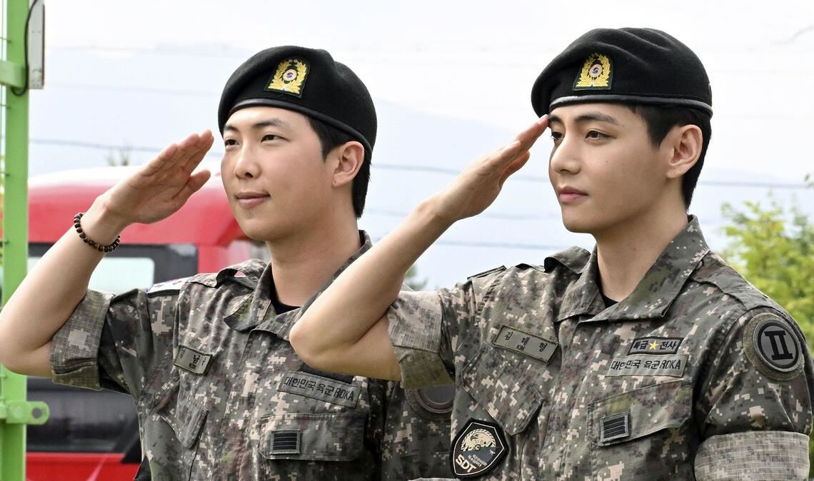 Die BTS-Mitglieder haben während der letzten Jahre ihren Militärdienst absolviert. Im letzten Juni wurden RM (l) und V von der Armee entlassen. (Archivfoto)