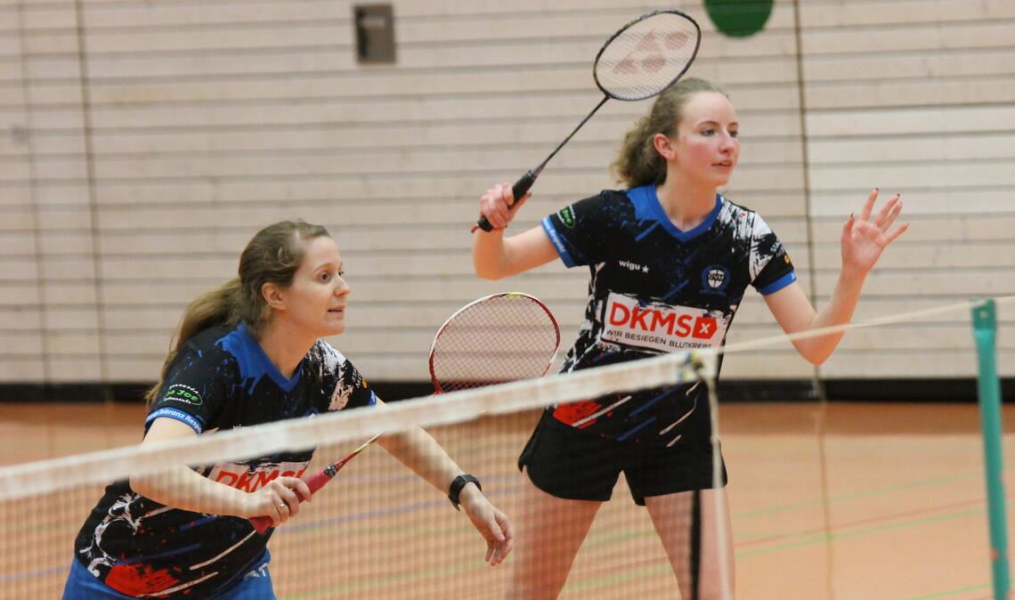 Die BVM-Jugendspielerin Lucy Schumann (re.) kommt mit Aline Häcker zu ihrem ersten Einsatz in der Badminton-Landesliga. Foto: privat