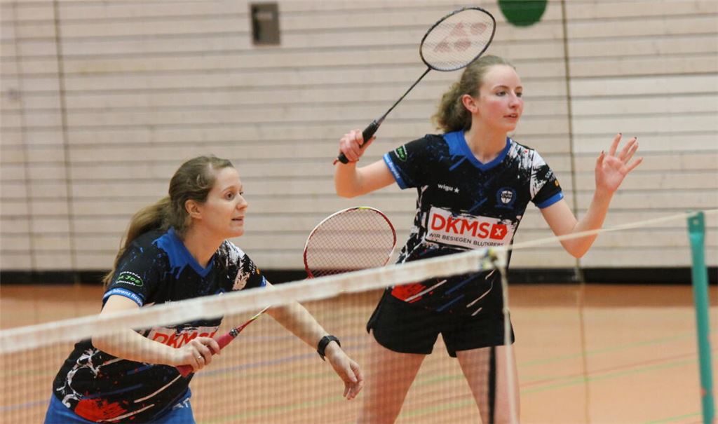 Die BVM-Jugendspielerin Lucy Schumann (re.) kommt mit Aline Häcker zu ihrem ersten Einsatz in der Badminton-Landesliga. Foto: privat