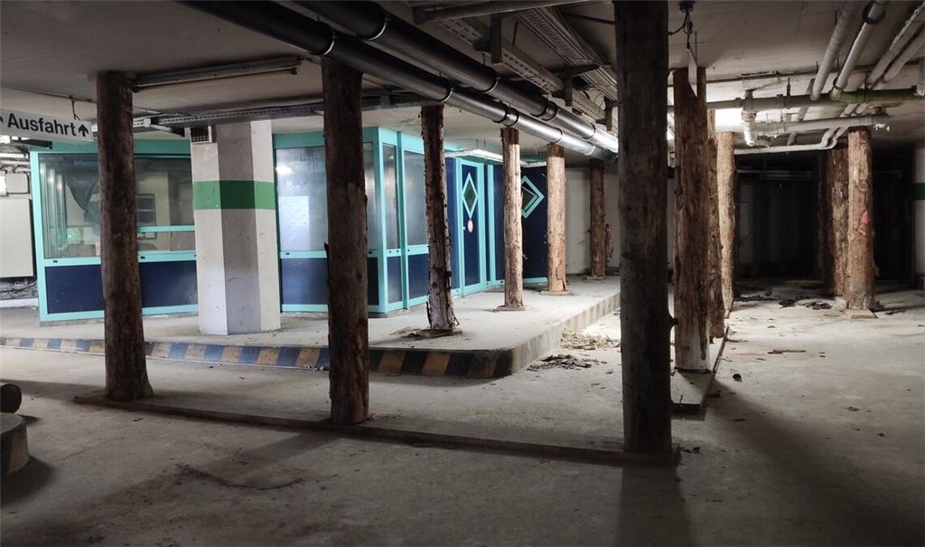 Die Bäume wachsen, was den Neustart am „Mühlehof-Loch“ betrifft, bislang nicht in den Himmel. Dafür präsentiert sich unter der Plane eine geheimnisvolle Waldlandschaft. Foto: Deeg