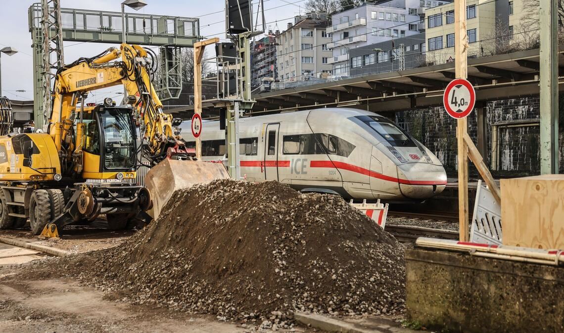 Die Bagger am Wuppertaler Hauptbahnhof stehen schon bereit.