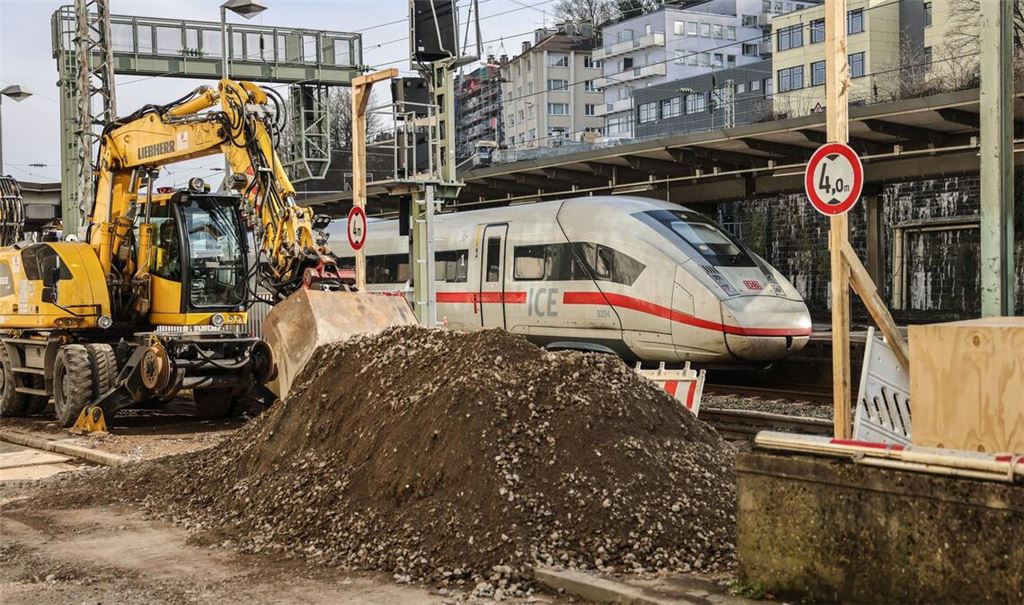 Die Bagger am Wuppertaler Hauptbahnhof stehen schon bereit.