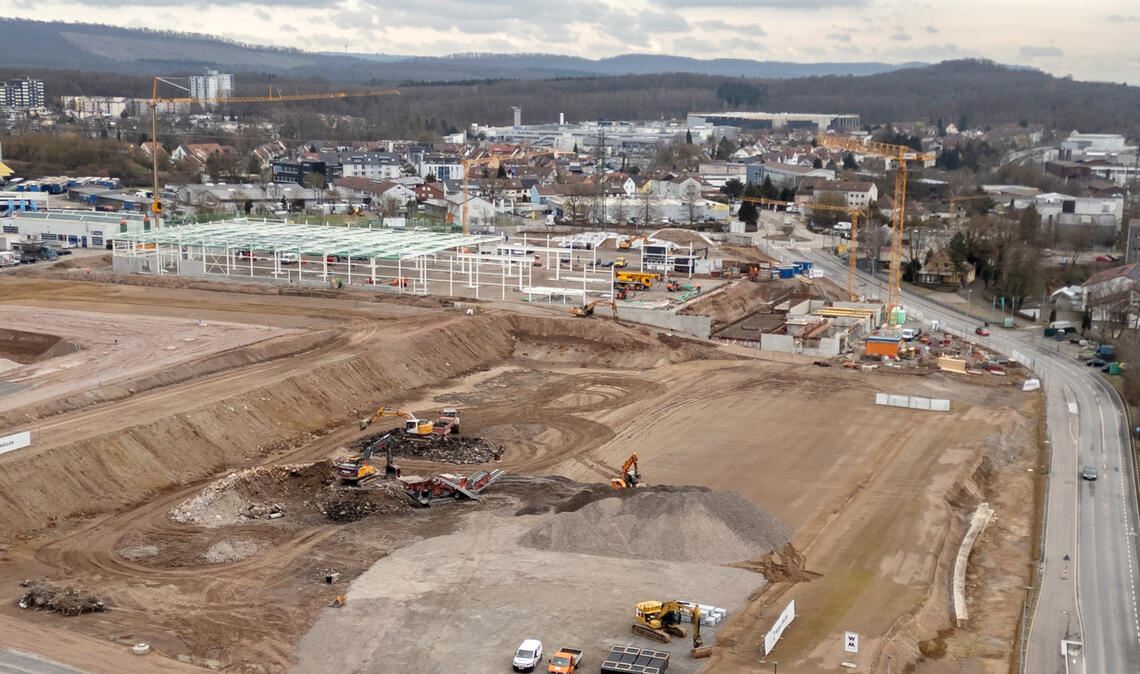 Ziegelhöhe: Aldi und Edeka planen Neustart Die Bagger buddeln bereits am künftigen Einzelhandelsstandort für Aldi und Edeka im Gebiet „Ziegelhöhe“ in Mühlacker. Während sich die beiden Lebensmittler auf einem 17400 Quadratmeter großen Grundstück mit ihren deutlich vergrößerten Märkten und einem gemeinsamen Parkplatz an der Ziegeleistraße ansiedeln werden – das Areal ist im Vordergrund zu sehen –, nehmen im Hintergrund auf der Großbaustelle der Kirschbaum Immobilien GmbH bereits der neue OBI-Baumarkt und das Bürogebäude Gestalt an. Foto: Fotomoment