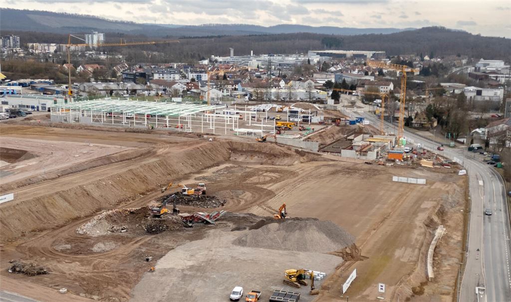Die Bagger buddeln bereits am künftigen Einzelhandelsstandort für Aldi und Edeka im Gebiet „Ziegelhöhe“ in Mühlacker. Während sich die beiden Lebensmittler auf einem 17400 Quadratmeter großen Grundstück mit ihren deutlich vergrößerten Märkten und einem gemeinsamen Parkplatz an der Ziegeleistraße ansiedeln werden – das Areal ist im Vordergrund zu sehen –, nehmen im Hintergrund auf der Großbaustelle der Kirschbaum Immobilien GmbH bereits der neue OBI-Baumarkt und das Bürogebäude Gestalt an. Foto: Fotomoment