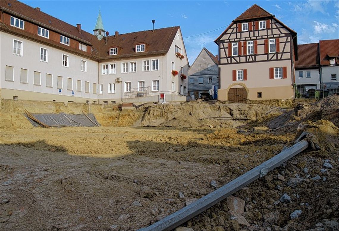 Die Bagger haben am ehemaligen Parkplatz hinter dem Rathaus ganze Arbeit geleistet.