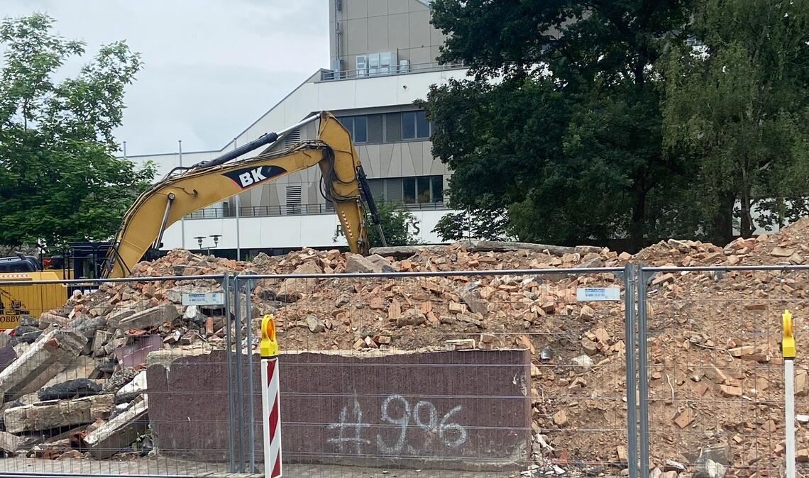 Die Bagger und das Abbruchmaterial stehen für den lang ersehnten Neuanfang auf dem Ade-Areal in der Illinger Ortsmitte. Foto: Stahlfeld