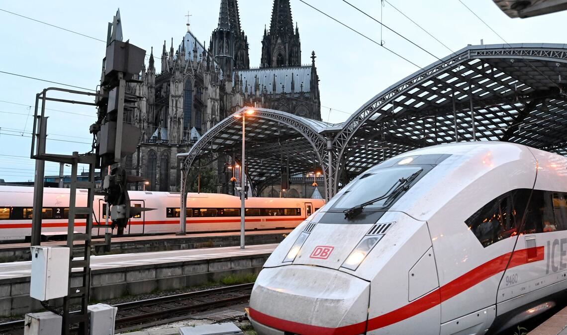 Die Bahn hält an ihrem Pünktlichkeitsziel von mindestens 60 Prozent im Fernverkehr im Gesamtjahr fest. (Archivbild)