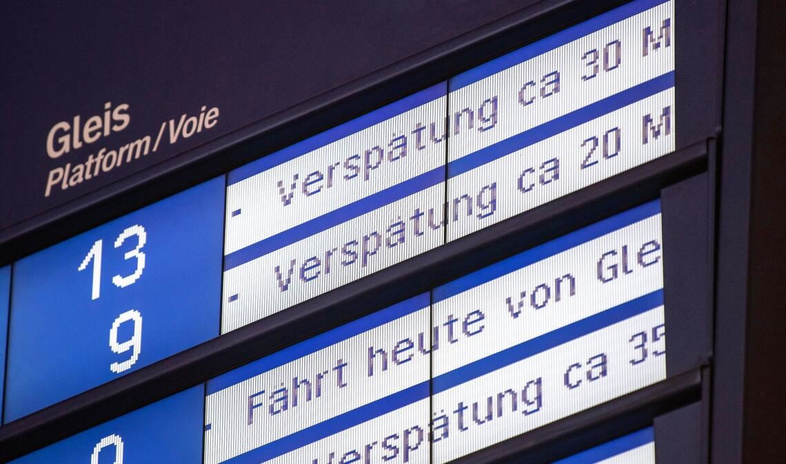 Die Bahn knackte im Mai bei der Pünktlichkeit im Fernverkehr erneut die 60-Prozent-Schwelle. (Archivbild)