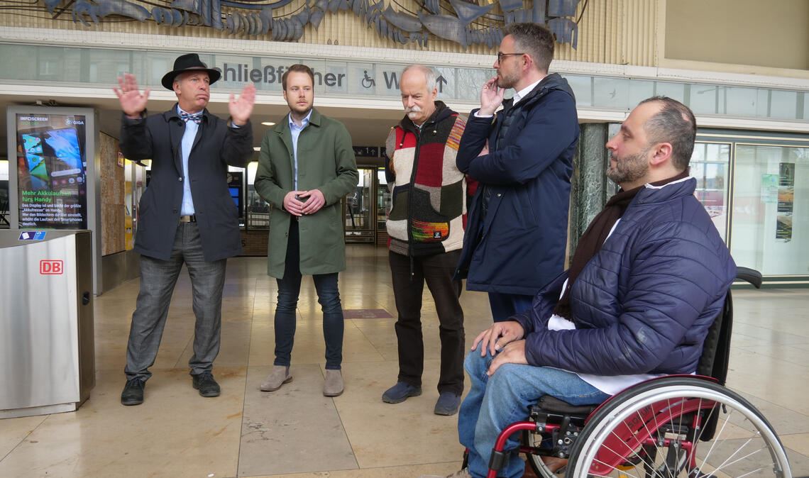 Die Bahn und die Stadt Pforzheim ziehen für mehr Barrierefreiheit am Bahnhof an einem Strang: Bei einem Pressegespräch wird im Beisein von Hans-Jürgen Vogt (li.), Mohammed Zakzak und OB Peter Boch (v. re.) das einheitliche Leitsystem vorgestellt. Foto: Friedrich