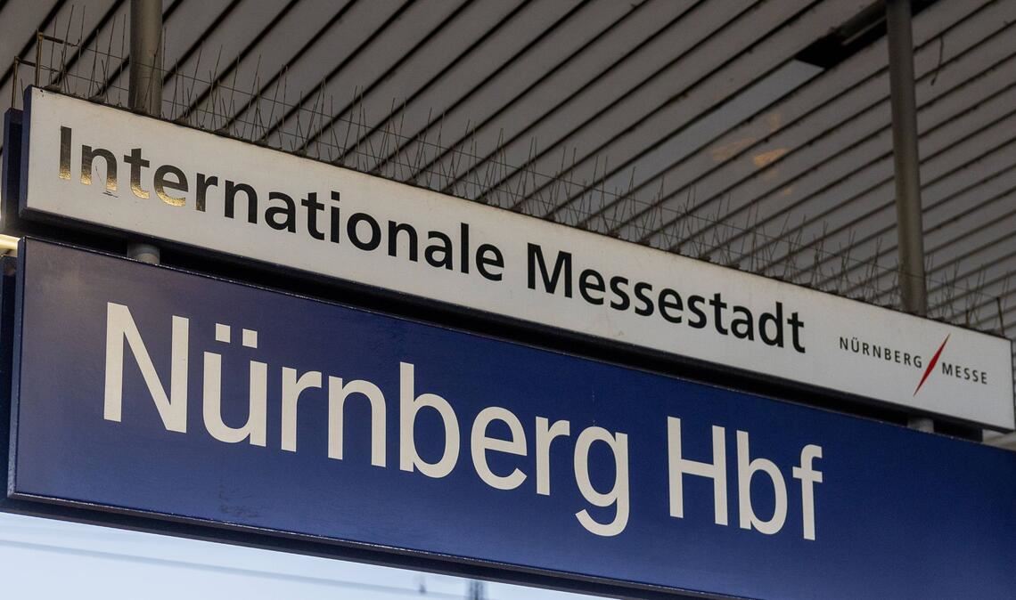 Die Bahn verbreitet fälschlicherweise eine Sperrung des wichtigen fränkischen Bahnhofs (Archivfoto).