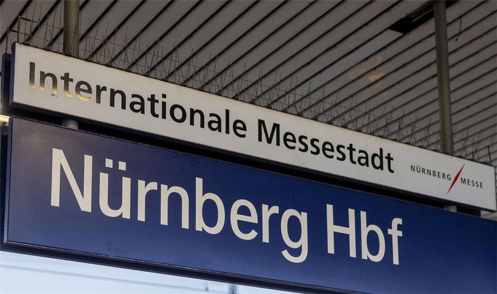 Die Bahn verbreitet fälschlicherweise eine Sperrung des wichtigen fränkischen Bahnhofs (Archivfoto).