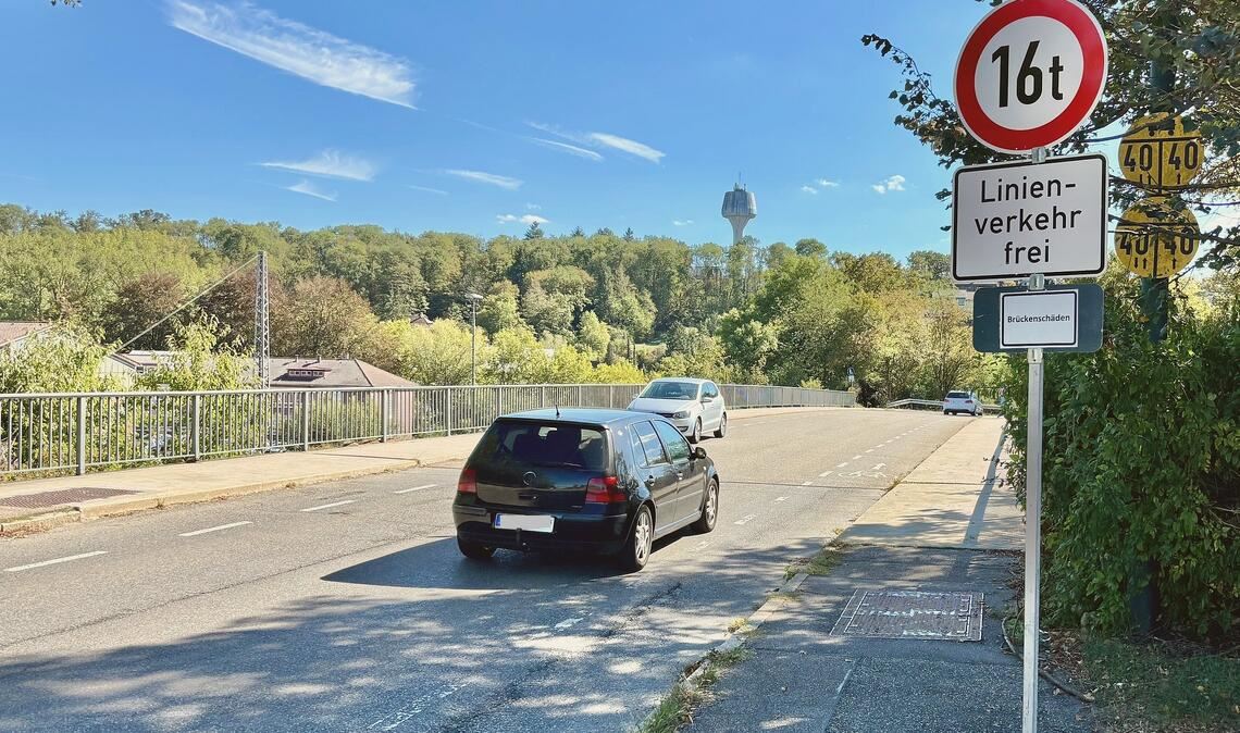 Die Bahnbrücke ist für den innerstädtischen Verkehr von zentraler Bedeutung. Foto: Schüller