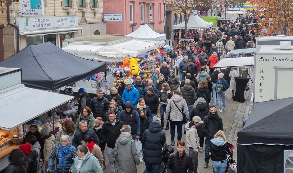 Die Bahnhofstraße als Flaniermeile: Der Martinimarkt lockt am Wochenende zahlreiche Besucher in die Innenstadt. Fotos: Fotomoment (Bild oben), Stahlfeld (Bilder unten)