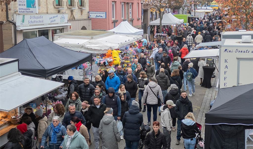 Die Bahnhofstraße als Flaniermeile: Der Martinimarkt lockt am Wochenende zahlreiche Besucher in die Innenstadt. Fotos: Fotomoment (Bild oben), Stahlfeld (Bilder unten)
