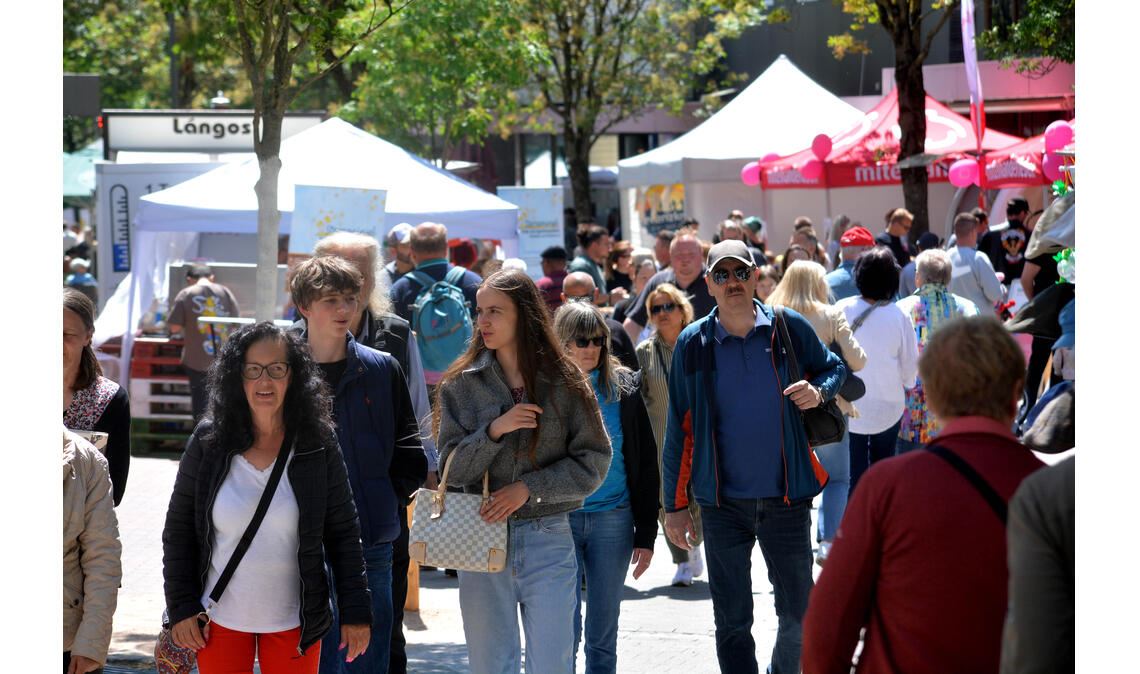 Die Bahnhofstraße wird beim Mühlacker Frühling zur Flaniermeile. Das Angebot –verkaufsoffener Sonntag, Krämermarkt und Kultur – lockt Tausende in die Innenstadt. Fotos: Stahlfeld