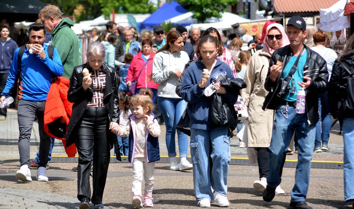 Die Bahnhofstraße wird beim Mühlacker Frühling zur Flaniermeile. Das Programm und die Händler locken Tausende in die Senderstadt. Fotos: Stahlfeld