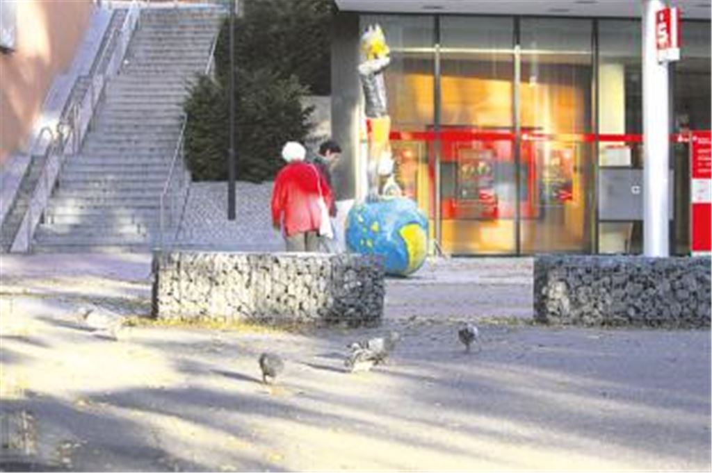Die Bahnhofstraße wird nicht nur von Fußgängern bevölkert  auch Tauben fühlen sich dort zum Ärger mancher Anlieger wohl. 
Foto: Disselhoff