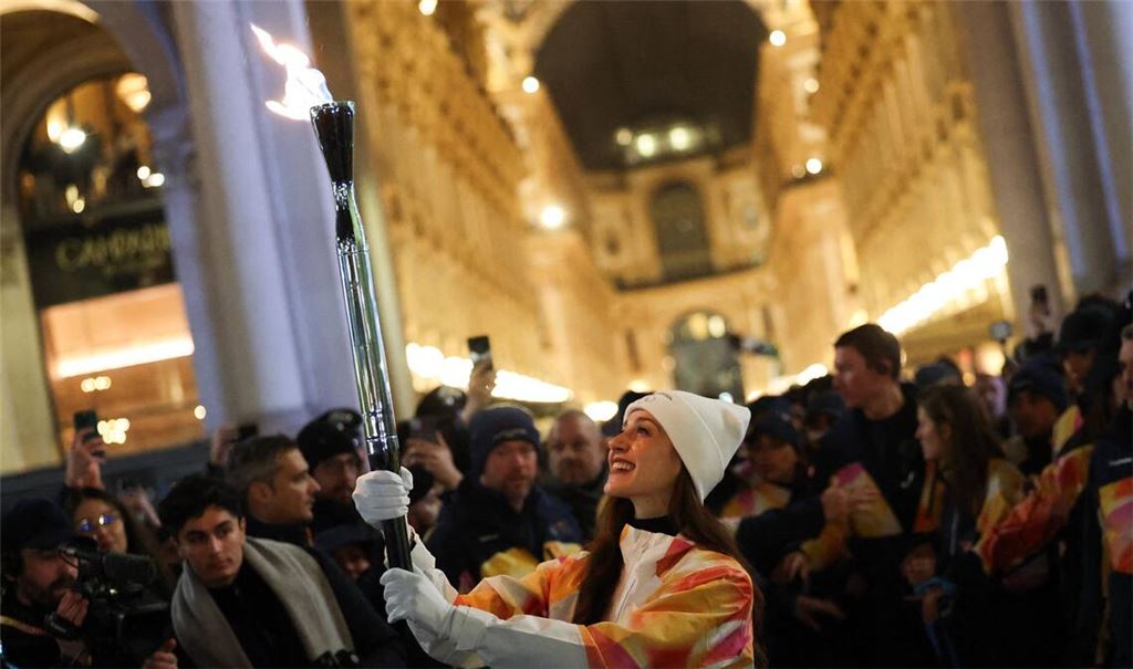 Die Ballerina Nicoletta Manni trug die Fackel auf den letzten Metern.