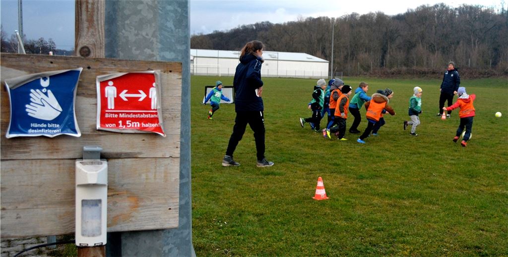 Die Bambini-Mannschaft des FC Viktoria Enzberg ist wieder ins Training eingestiegen. Allerdings müssen sich Spieler und Übungsleiter an das Hygienekonzept halten.Foto: Stahlfeld