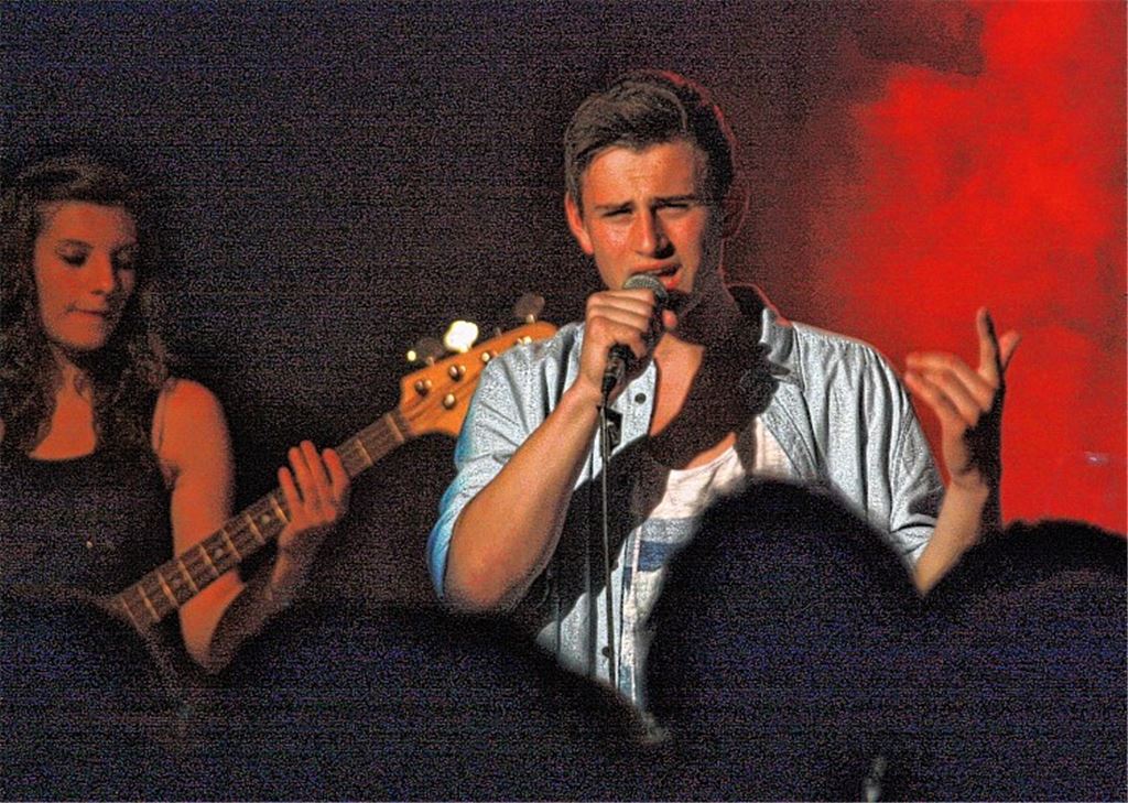 Die Band Atomic kiss, hier Mirko Burmistrak, überzeugt im Musicpark.