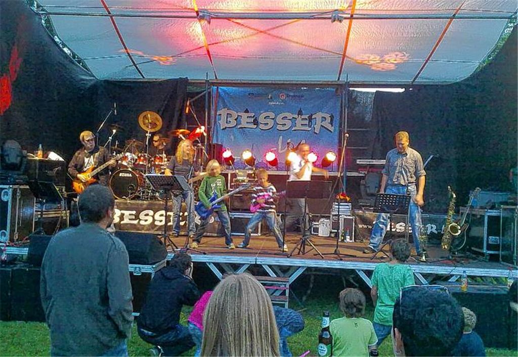 Die Band „Besser“, hier mit rockigem Nachwuchs, heizt beim „Rock im Bad“ ein. 