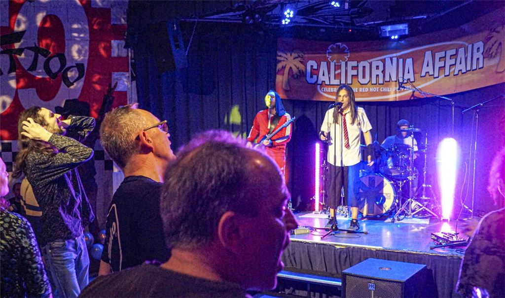 Die Band „California Affair“ schafft es, den Funken überspringen zu lassen. Foto: Czop
