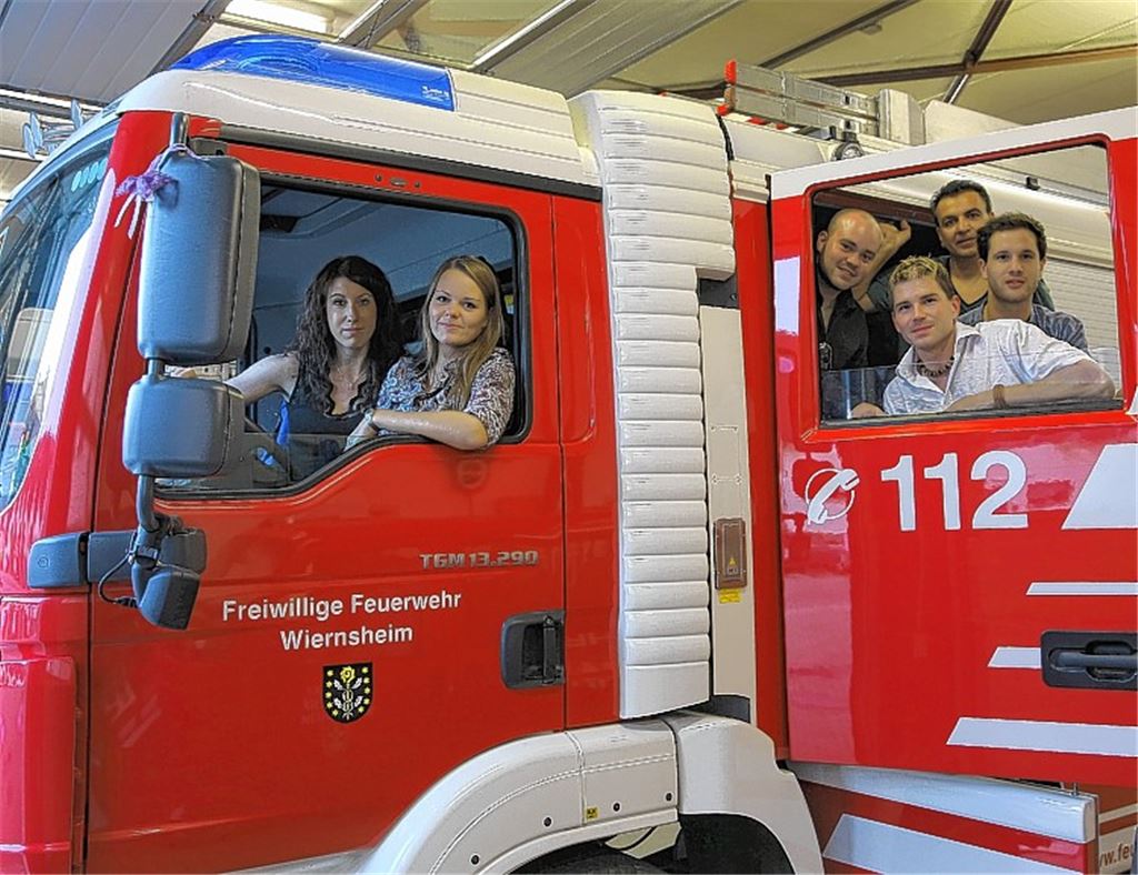 Die Band „Chameleon“ hat sich vor ihrem Auftritt auf dem Wiernsheimer Feuerwehrfest schon einmal an ihrem Arbeitsplatz umgeschaut: Maren Schmidt (v. li.), Nadine Becker, Marc Becker, Matthias Enz, Angelo Cortese und Alexander Ulm.