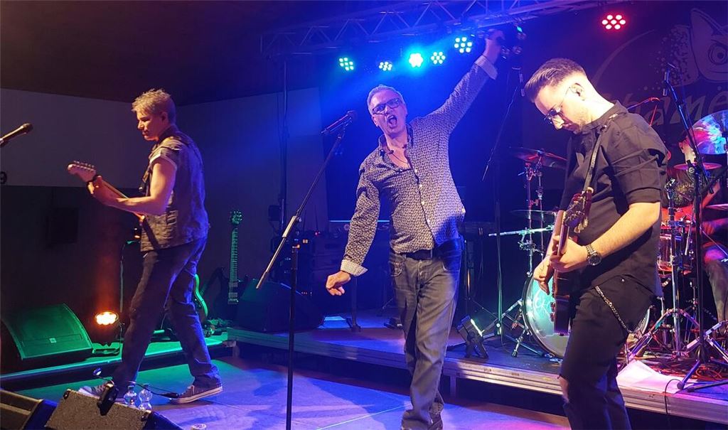 Die Band Chamëleon unterhält im Wiernsheimer Schützenhaus das Publikum.Foto: Ehrenberg