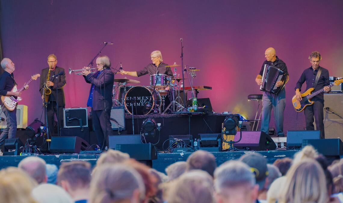 Die Band Element of Crime bei einem Konzert im Jahr 2024. Beim Auftritt in Stuttgart waren Fotografen nicht zugelassen. Auch hier trug Sven Regener ein blaues Hemd.