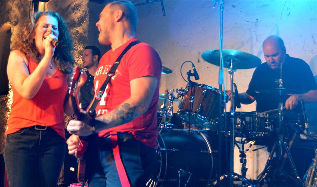 Die Band „Elfriedes Journey“ heizt in der Illinger Kelter ein. Foto: Stahlfeld