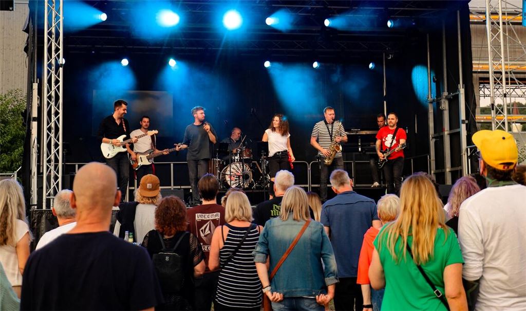 Die Band Elfriede’s Journey unterhält das Publikum. Foto: Jertschewske