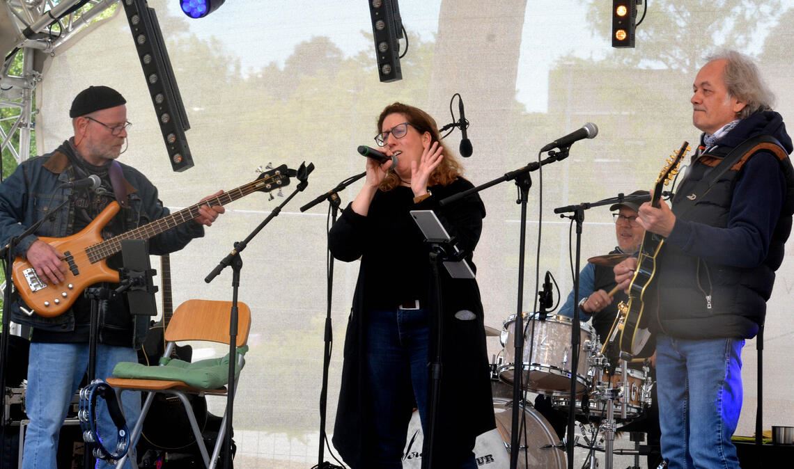 Die Band „Finest Hour“ rockt am Samstagmittag den Mühlacker Kelterplatz. Fotos: Stahlfeld