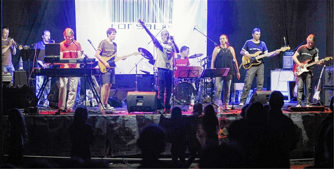 Die Band „For Sale“ spielt beim dritten „Rock im Bad“ im Knittlinger Freibad.