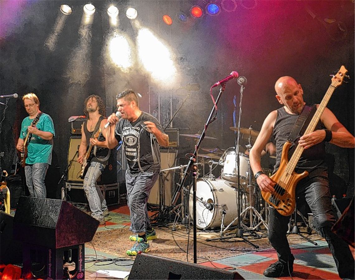 Die Band Gambling Gundee sorgt in den Großglattbacher Auwiesen für Stimmung.
