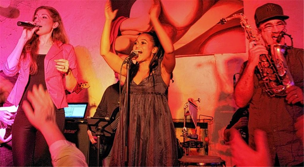 Die Band Hot’n’Cool sorgt für Stimmung im Lokal am Kelterplatz.