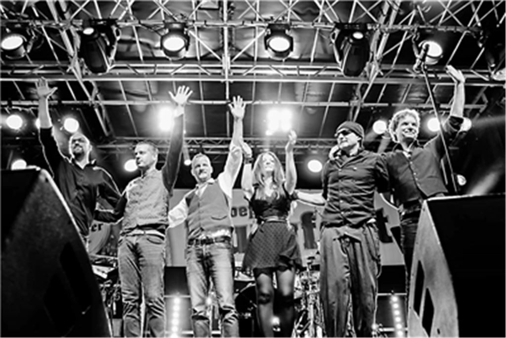 Die Band „Human“ mit Sänger Oliver Gössele (2. v. re.) spielt an diesem Samstagabend beim „SommerevENZ“.Foto: privat