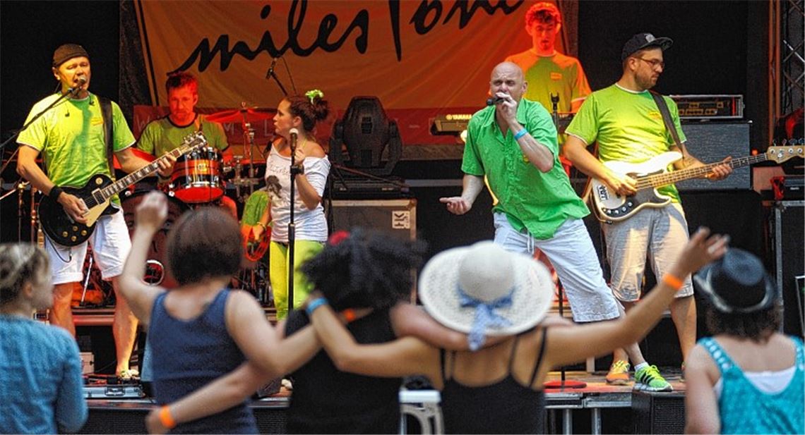 Die Band Milestone verbreitet bei der Beachparty des Freibadvereins Sternenfels gute Stimmung. Foto: Fotomoment